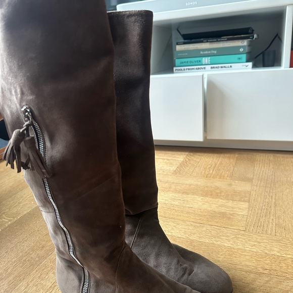 Stuart Weitzman Suede Tassel Accent Riding Boots Size 9 - Picture 2 of 4